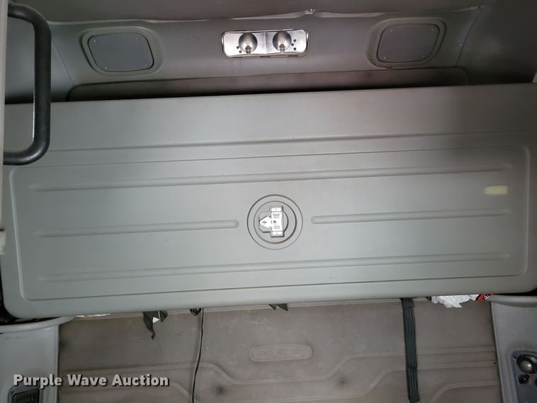 image for item DM8224 2005 Freightliner Columbia  semi truck