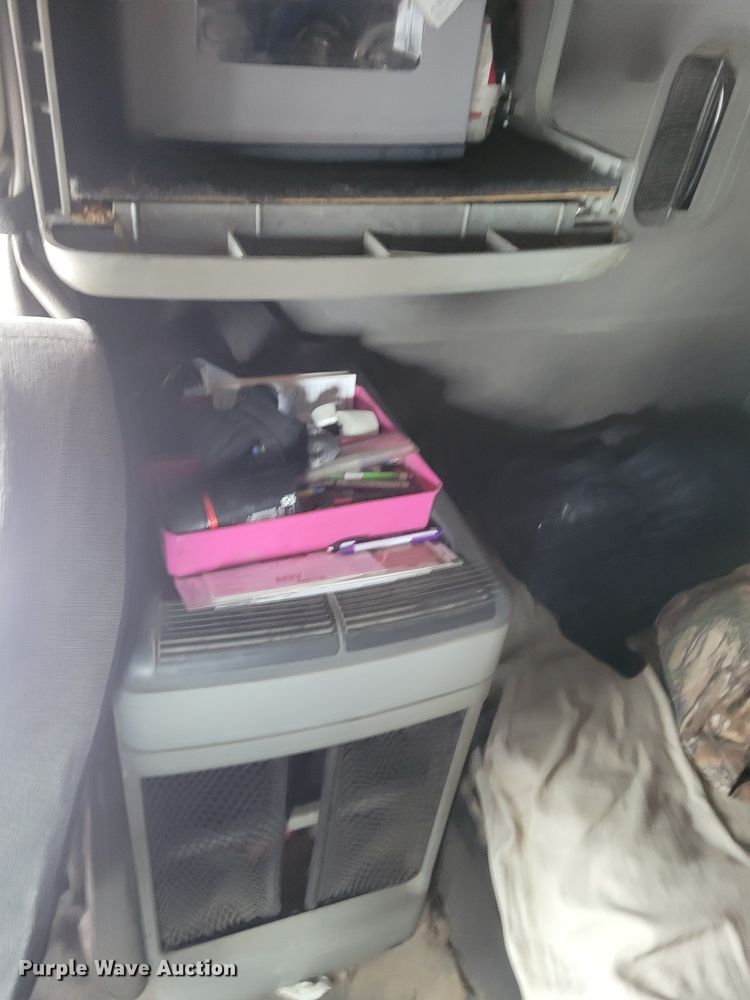 image for item DM8224 2005 Freightliner Columbia  semi truck