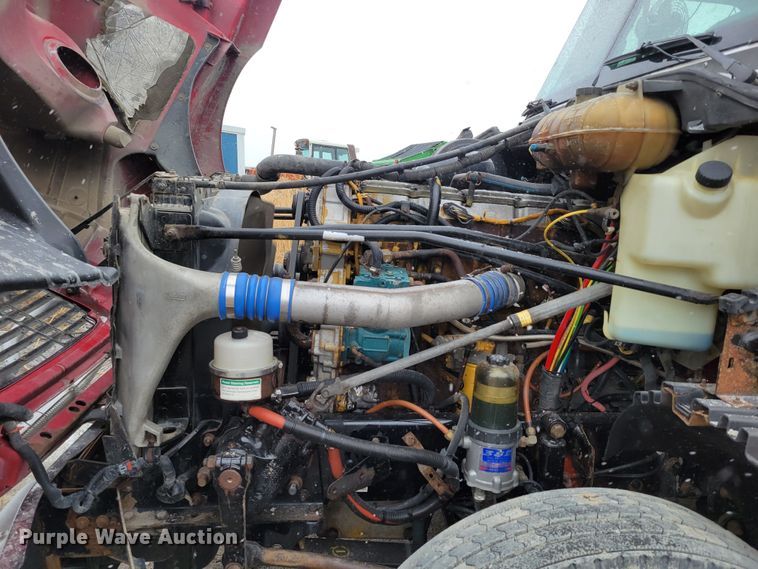 image for item DM8224 2005 Freightliner Columbia  semi truck