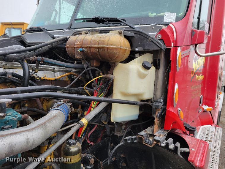 image for item DM8224 2005 Freightliner Columbia  semi truck