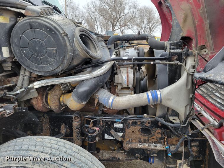 image for item DM8224 2005 Freightliner Columbia  semi truck