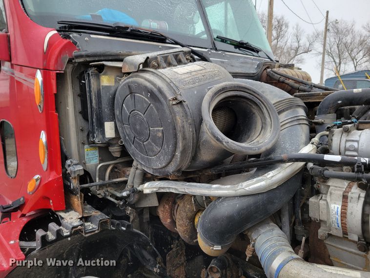 image for item DM8224 2005 Freightliner Columbia  semi truck