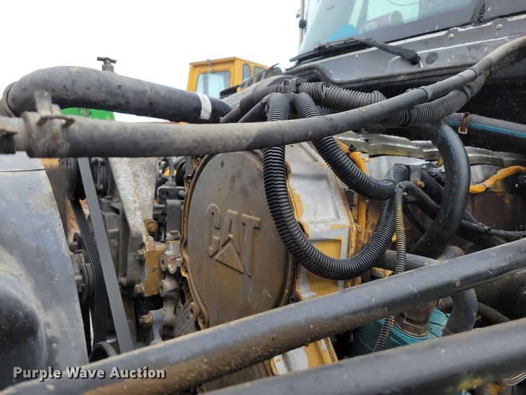 image for item DM8224 2005 Freightliner Columbia  semi truck