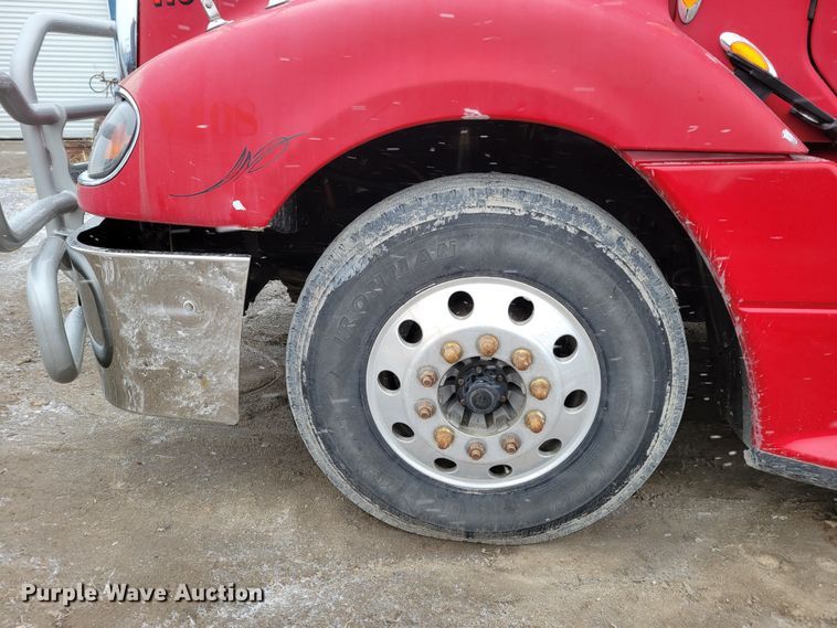 image for item DM8224 2005 Freightliner Columbia  semi truck