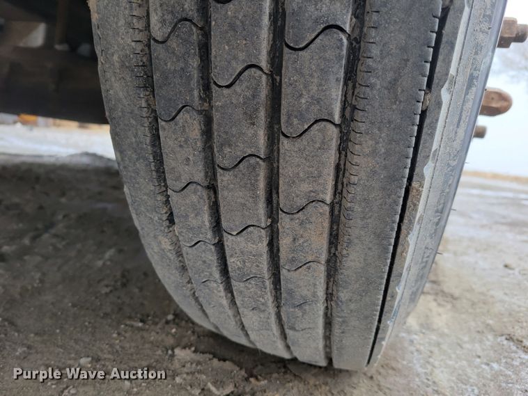 image for item DM8224 2005 Freightliner Columbia  semi truck