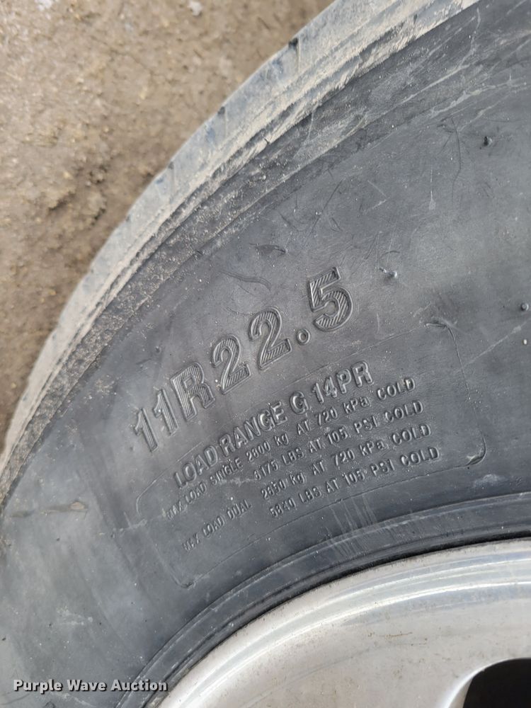 image for item DM8224 2005 Freightliner Columbia  semi truck