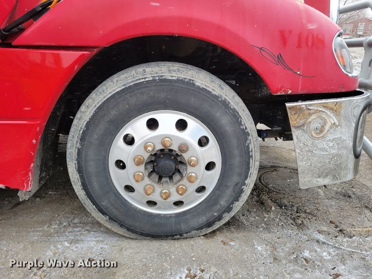 image for item DM8224 2005 Freightliner Columbia  semi truck