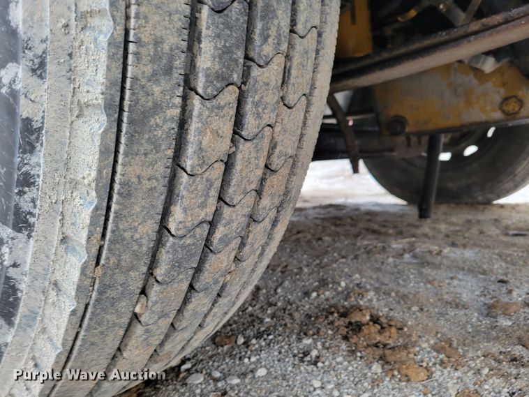 image for item DM8224 2005 Freightliner Columbia  semi truck