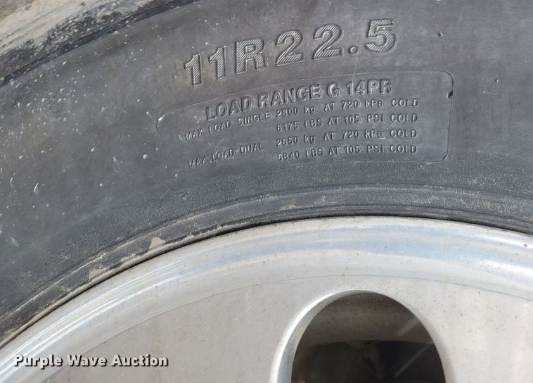 image for item DM8224 2005 Freightliner Columbia  semi truck