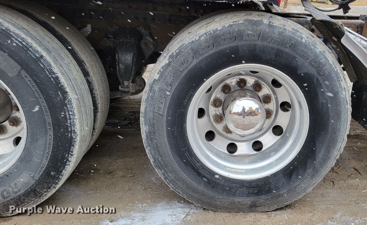 image for item DM8224 2005 Freightliner Columbia  semi truck