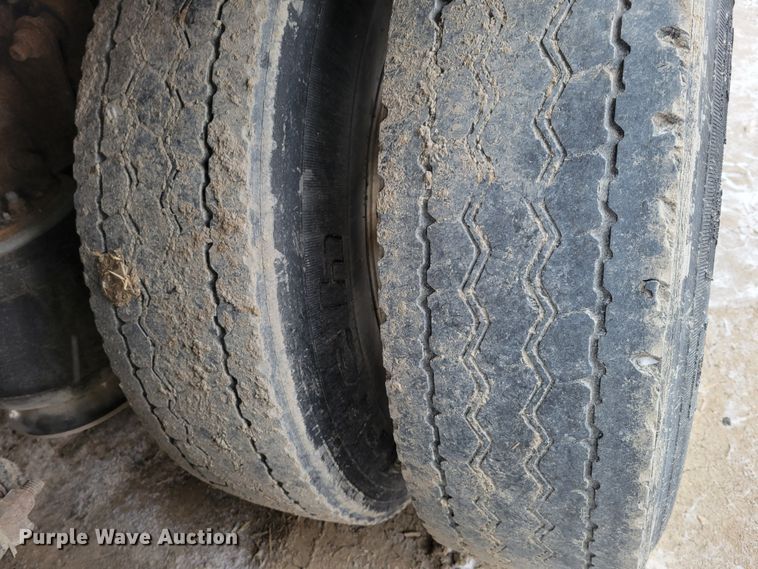 image for item DM8224 2005 Freightliner Columbia  semi truck