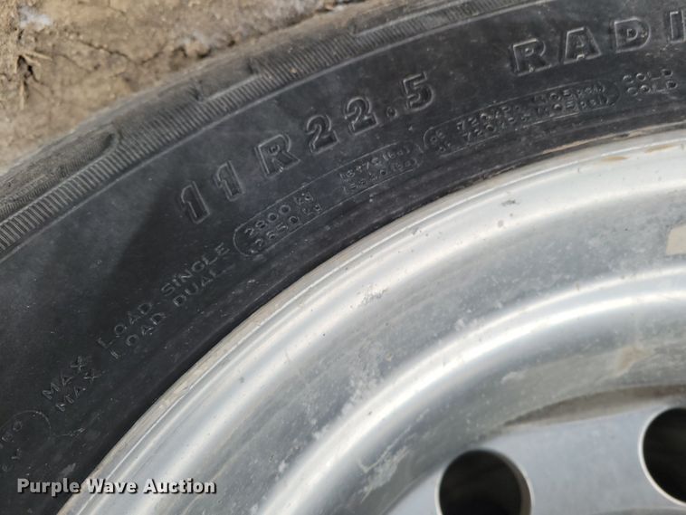 image for item DM8224 2005 Freightliner Columbia  semi truck