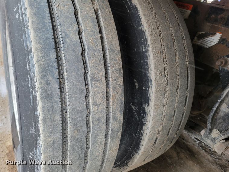 image for item DM8224 2005 Freightliner Columbia  semi truck