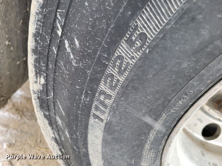 image for item DM8224 2005 Freightliner Columbia  semi truck