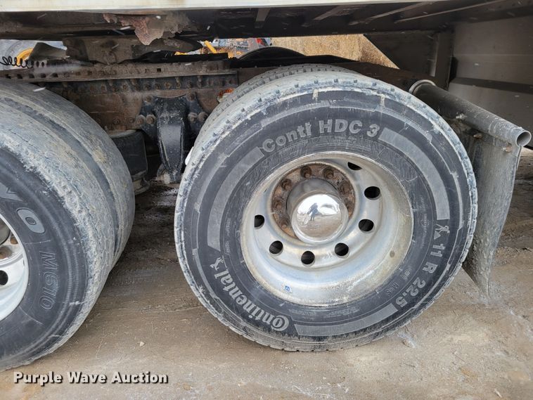 image for item DM8224 2005 Freightliner Columbia  semi truck