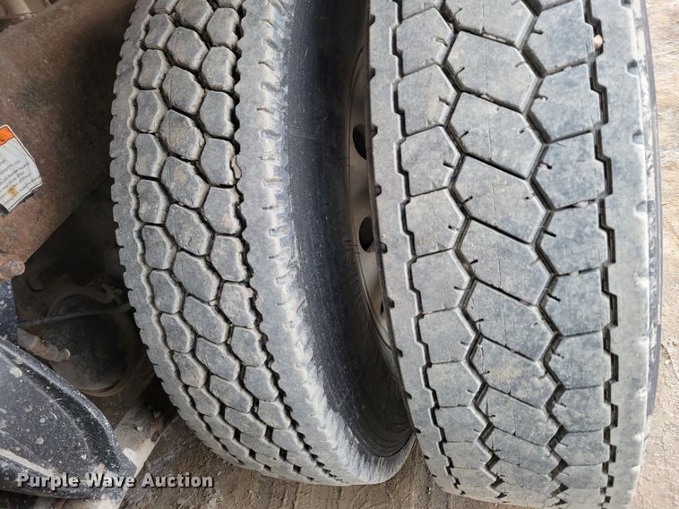 image for item DM8224 2005 Freightliner Columbia  semi truck