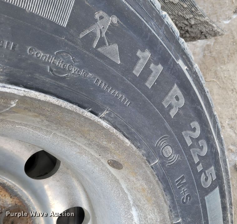 image for item DM8224 2005 Freightliner Columbia  semi truck