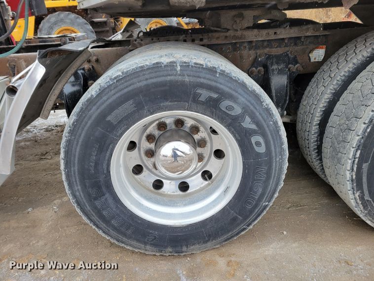 image for item DM8224 2005 Freightliner Columbia  semi truck