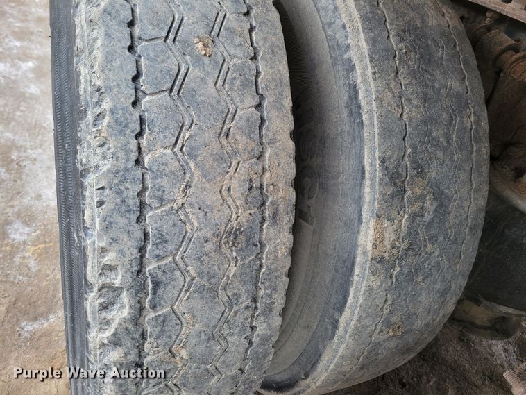 image for item DM8224 2005 Freightliner Columbia  semi truck