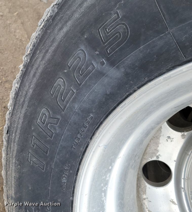 image for item DM8224 2005 Freightliner Columbia  semi truck