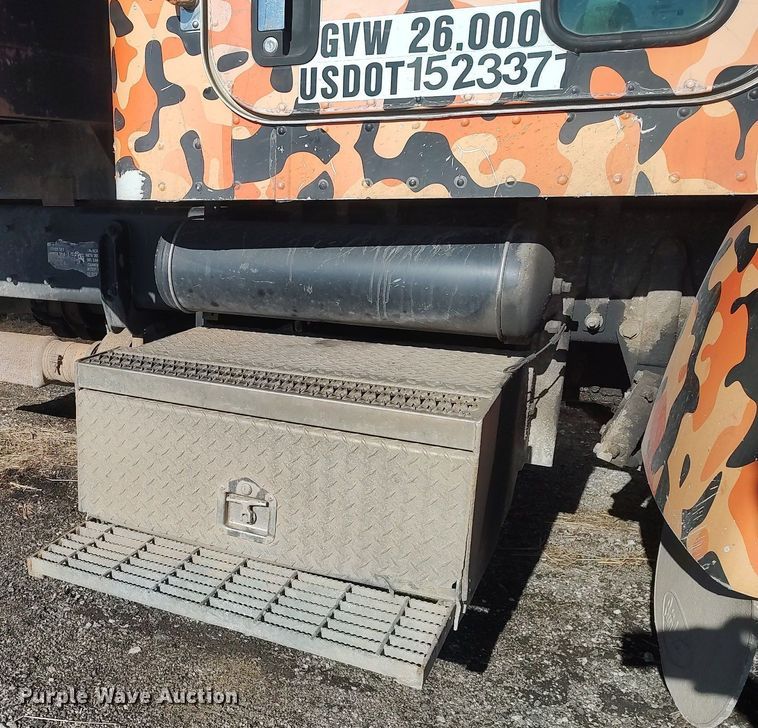 image for item DO3726 2009 Peterbilt 335  dump flatbed truck