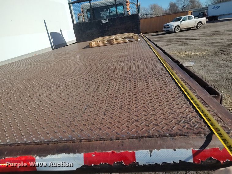 image for item DO3726 2009 Peterbilt 335  dump flatbed truck