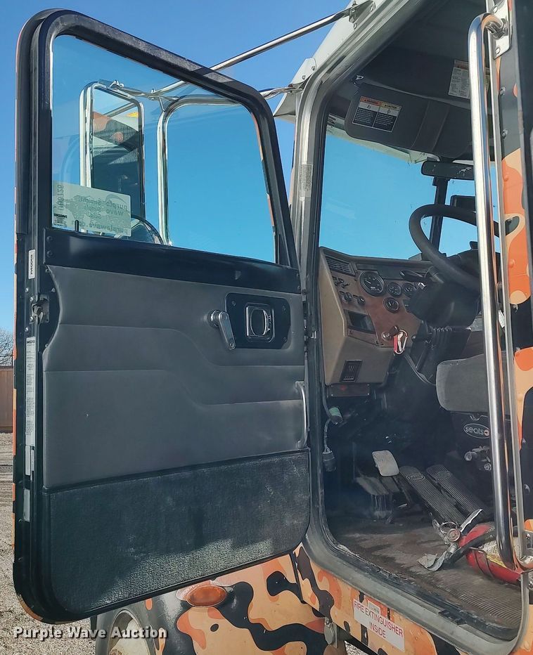 image for item DO3726 2009 Peterbilt 335  dump flatbed truck