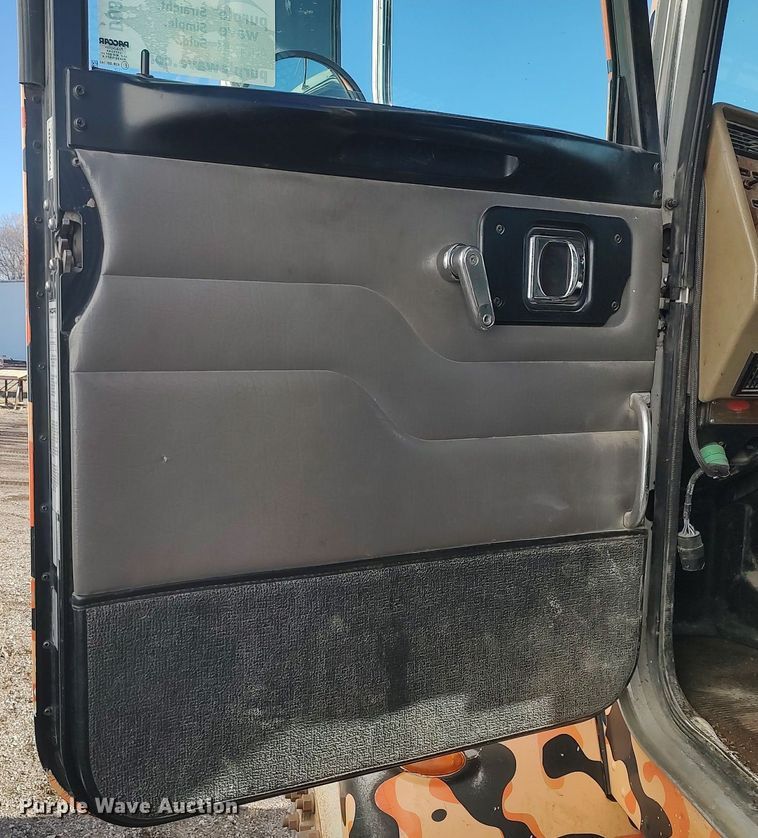 image for item DO3726 2009 Peterbilt 335  dump flatbed truck