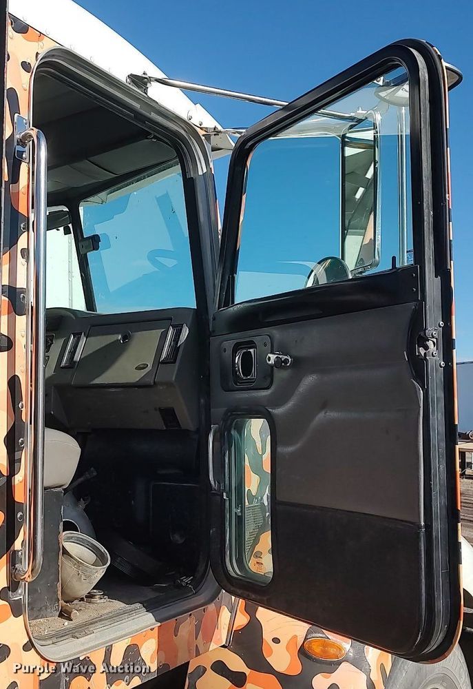 image for item DO3726 2009 Peterbilt 335  dump flatbed truck