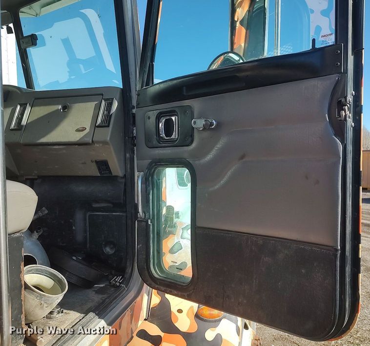 image for item DO3726 2009 Peterbilt 335  dump flatbed truck