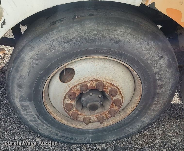 image for item DO3726 2009 Peterbilt 335  dump flatbed truck