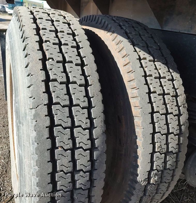 image for item DO3726 2009 Peterbilt 335  dump flatbed truck