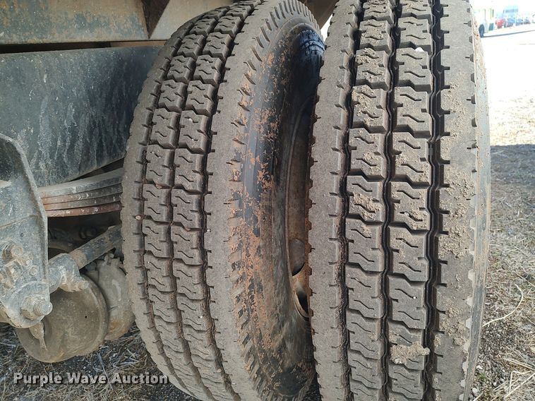 image for item DO3726 2009 Peterbilt 335  dump flatbed truck