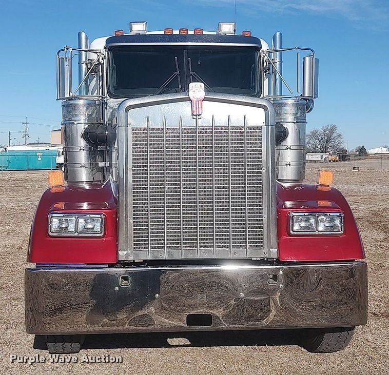 image for item DO3753 2010 Kenworth W900  semi truck