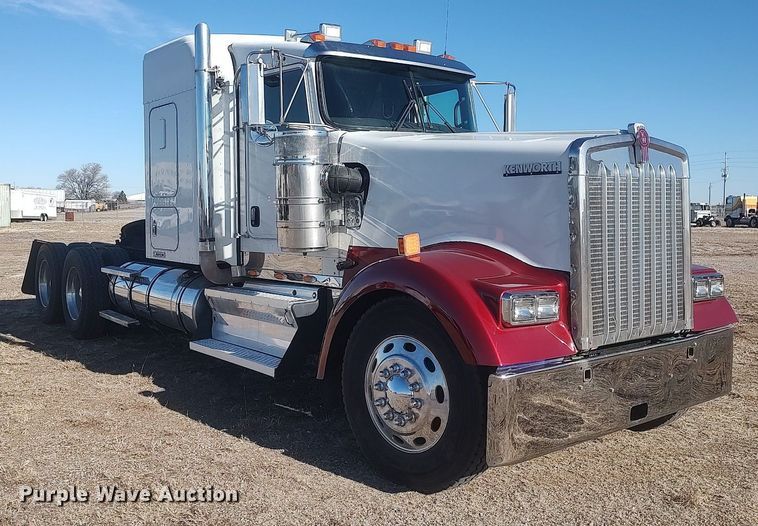 image for item DO3753 2010 Kenworth W900  semi truck