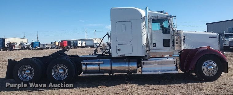 image for item DO3753 2010 Kenworth W900  semi truck