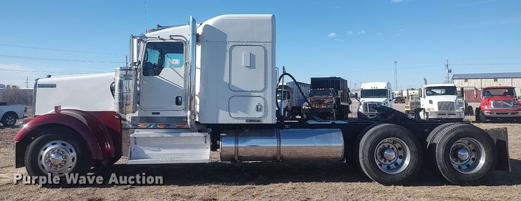 image for item DO3753 2010 Kenworth W900  semi truck