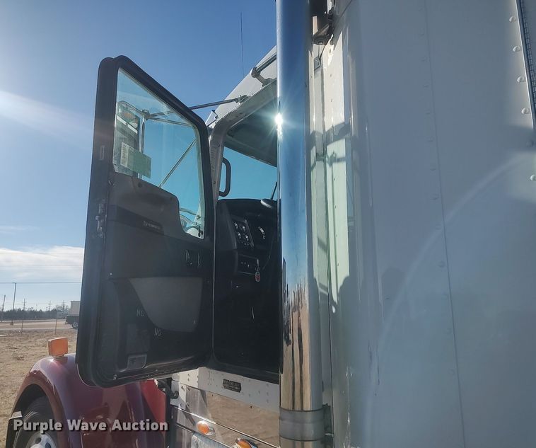 image for item DO3753 2010 Kenworth W900  semi truck