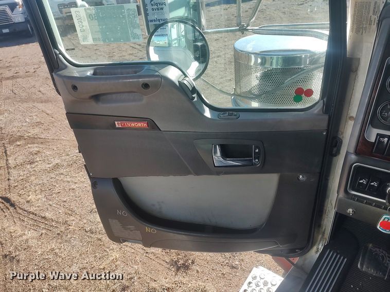 image for item DO3753 2010 Kenworth W900  semi truck
