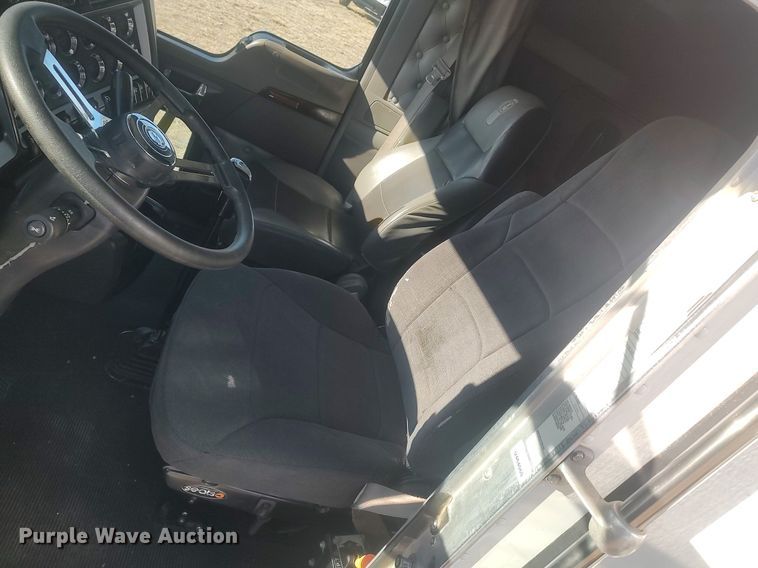 image for item DO3753 2010 Kenworth W900  semi truck