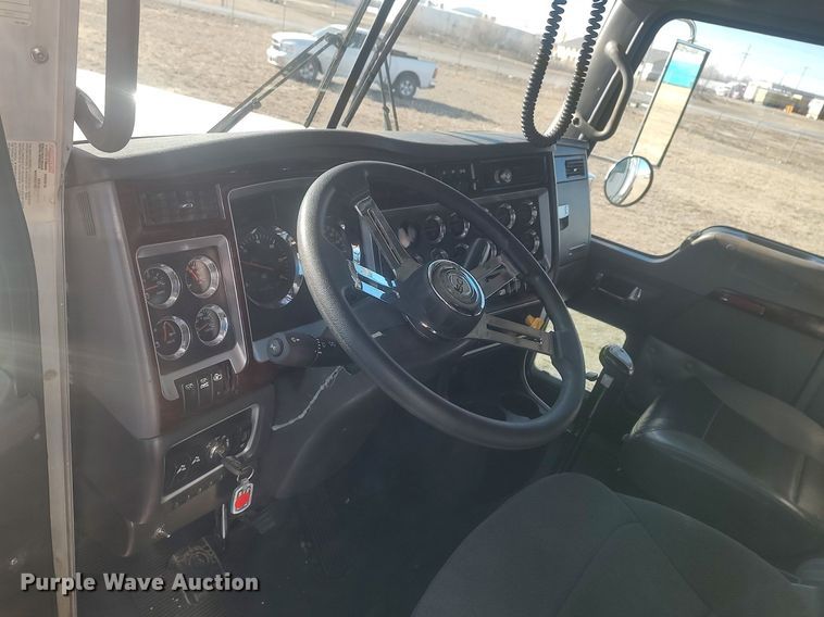 image for item DO3753 2010 Kenworth W900  semi truck