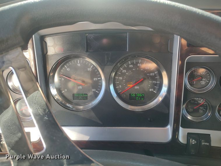 image for item DO3753 2010 Kenworth W900  semi truck