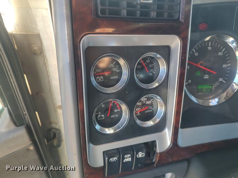 image for item DO3753 2010 Kenworth W900  semi truck