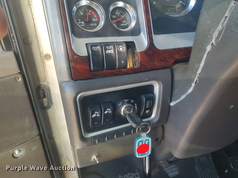 image for item DO3753 2010 Kenworth W900  semi truck