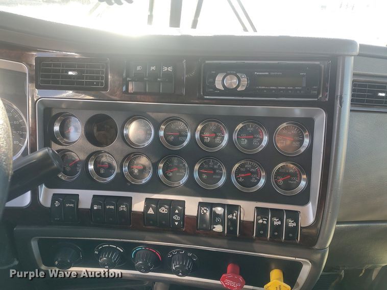 image for item DO3753 2010 Kenworth W900  semi truck