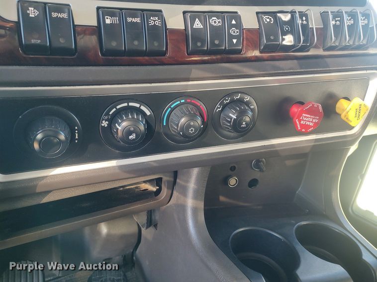 image for item DO3753 2010 Kenworth W900  semi truck