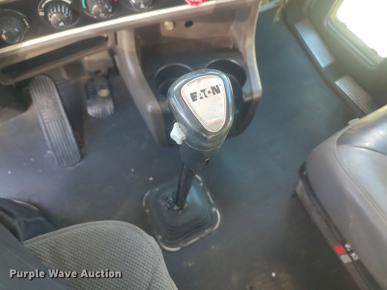 image for item DO3753 2010 Kenworth W900  semi truck