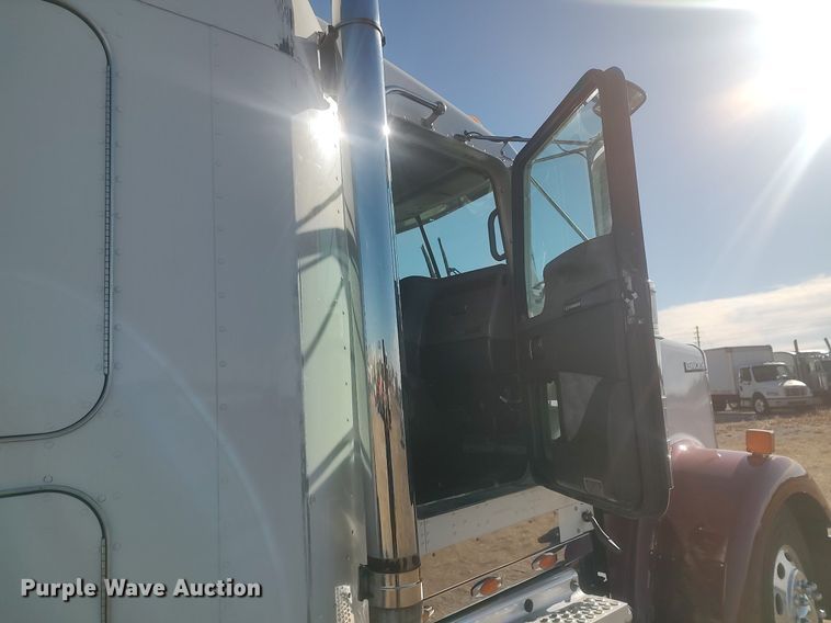 image for item DO3753 2010 Kenworth W900  semi truck