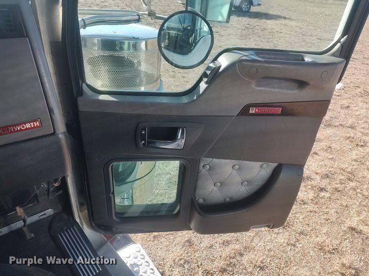 image for item DO3753 2010 Kenworth W900  semi truck