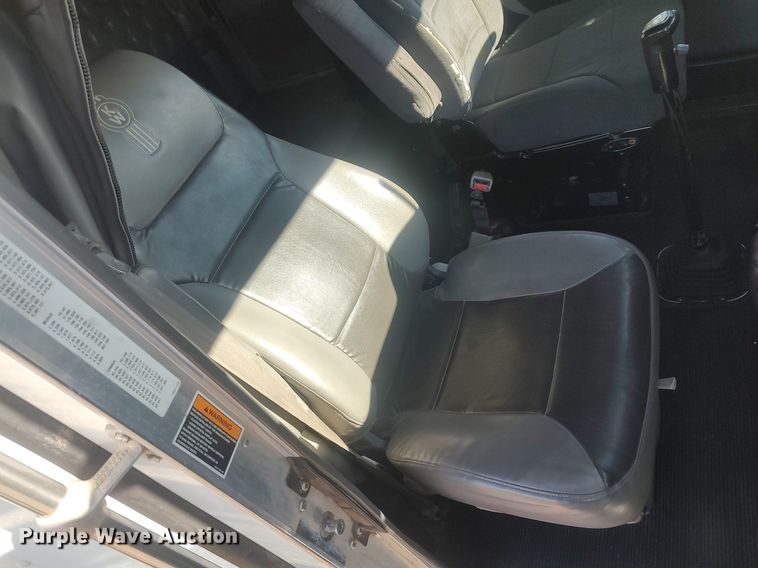 image for item DO3753 2010 Kenworth W900  semi truck